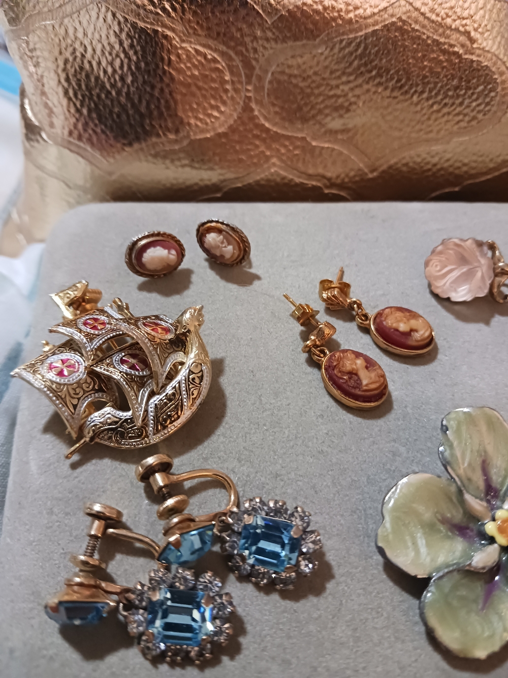 Vintage Lot Of Jewelry - Picture 2 of 3